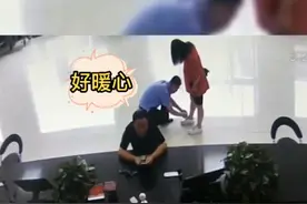 陕西一孕妇鞋带松了无法弯腰，民警上前蹲地为她系鞋带，网友：超帅图片