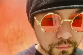 周杰伦晒胡茬自拍 与林俊杰评论区互动：一起吗？图片