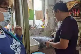 90岁独居老人家中水管爆裂，物业抢修争分夺秒图片