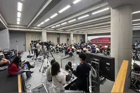 排长队名额紧场面大，乒乓球成记者采访网红项目图片