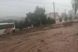 河南暴雨中，是这些普通人搭救了普通人图片