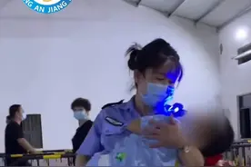 暖！南京核酸检测现场，女辅警帮宝妈照看宝宝图片