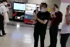 地铁内犯烟瘾，三兄弟脱下口罩抽烟：在家习惯了图片