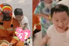 满眼崇拜！消防员请吃西瓜 小朋友秒变粉丝偷偷抱抱图片