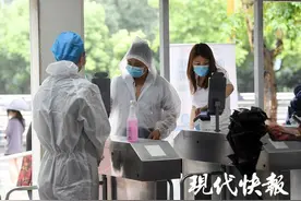 南京鼓楼医院本部门诊恢复正常，记者探访：持健康码进入，黄码人员有专人引导图片