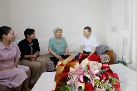 单强慰问烈士遗孀和“最美军嫂”图片