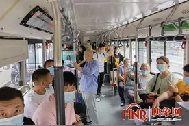 郑州公交免费出行第一天情况如何？来看看记者的现场体验图片