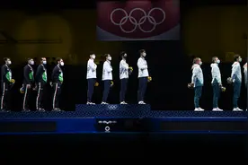 击剑——男子佩剑团体决赛：韩国队夺冠图片