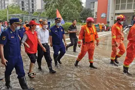 黄明在河南实地指导防汛救灾工作时强调：始终把保障人民群众生命财产安全放在第一位 继续全力以赴打好防汛救灾这场硬仗图片
