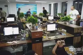 线上美女主播要礼物，线下“抠脚大汉”聊感情｜诈骗团伙在群力开了个传媒公司图片