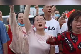 这一幕太好哭了！河南群众一路跟着消防车跑视频封面
