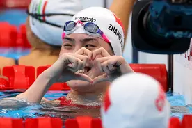 张雨霏摘下迟到的金牌：爱笑又努力的小姐姐，运气都不会差图片