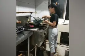 爸爸经营饭店，9岁女孩颠锅技术娴熟走红视频封面