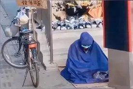 “雨衣爸爸”确系郑州地铁遇难者父亲，亲友：他不希望被打扰图片