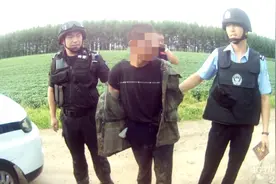 警探号丨公路上演“警匪片”精神病患者驾铲车狂追警车……图片