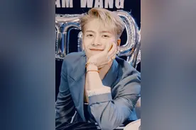 王嘉尔给路过的小女孩提肩带 贴心可爱举动暖倒网友图片