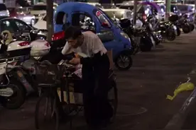 真实记录·之江美丽心灵拾荒十年，不为生计！午夜街头这个佝偻的身影让人动容视频封面
