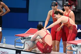 游泳——女子4X200米自由泳接力决赛：中国队打破世界纪录并夺冠图片