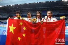 中国首夺奥运游泳接力金牌！这群姑娘们太棒了图片