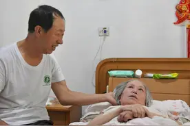 感人泪下！石家庄男子七年如一日照顾瘫痪妻子，每天只睡5小时……图片