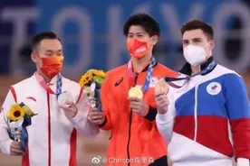 肖若腾零失误却无缘金牌，颁奖台一幕让网友破防了图片