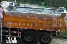 司机害怕孩子游野泳溺水，把货车车厢改造成游泳池图片