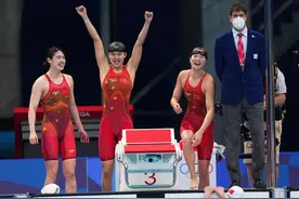 中国女将4X200米自由泳接力摘金，广东小将汤慕涵游第二棒图片
