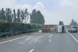 合肥蓝天救援队完成河南救援，返程中营救侧翻货车被困司机，网友：专业队就是强图片