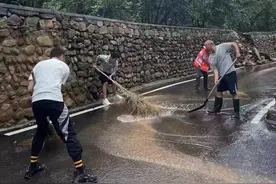 尼格买提撒贝宁遇暴雨帮忙清理塌方 网友怒赞：央视F4才华与人品兼具图片