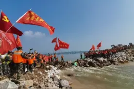 筑起保卫人民群众的"钢铁大堤"——武警部队参与河南防汛救灾纪实图片