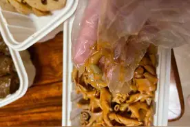 绝味食品高速扩张埋下安全隐患：消费者接连买到“绿色鸭肠”屡次因产品变质被投诉图片