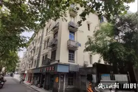 裂缝看着心慌，今年又开始晃动，杭州闹市一幢40年老房子让老居民们苦恼图片