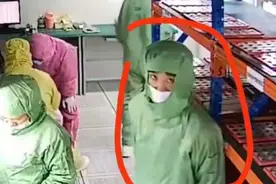 情侣偷走1万多个摄像头，网友神评论：在生产摄像头的厂里偷摄像头，怎么想的图片