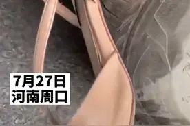 女子开车轧到高跟鞋 只得将车开到汽修厂 网友：这鞋质量杠杠滴图片