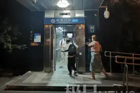 北京网友反映“男子凶狠拉扯陌生女子头发”，警方介入调查图片