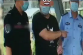 男子在地铁站偷拍女性裙底被拘留5日视频封面