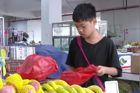 12岁少年连续2年帮妈妈摆摊：妈妈腰不好 希望她少累点图片