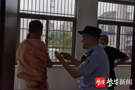 海门港新区派出所大雨中救助一名走失幼童图片