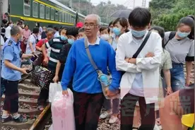 防汛抗灾进行时│暴雨中被困列车救援前后……图片
