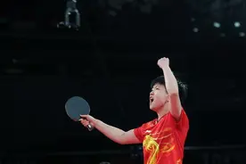 “小魔王”孙颖莎大胜伊藤美诚后，又可以捏她的脸庆祝啦图片