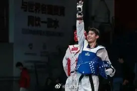 山西运动员唐皓夺得东京奥运会跆拳道项目团体男女混合表演赛冠军图片