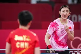 中国第十五金！陈梦夺得乒乓球女单冠军，孙颖莎获得银牌，两人共同披起五星红旗图片
