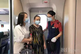 女子买站台票送母上高铁没来得及下车，列车长多方协调送其返回图片