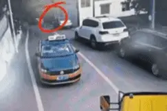 停车也要注意安全，不然一不留神，让车“溜”了 | 知危险会避险图片