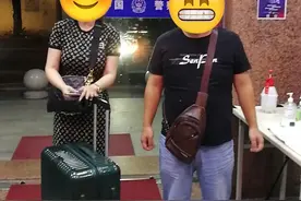 贵重行李箱遗漏在出租车上，民警迅速为事主寻回图片