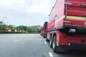 多省份消防援灾 郑州街头“红色长龙”绵延2公里图片