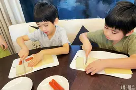 林志颖双胞胎儿子认真做烘焙 神情专注长睫毛无敌图片