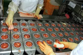 脚和萝卜泡在一起洗？韩国餐厅员工“洗脚视频”轰动全国图片