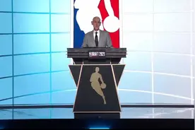 NBA选秀大会现场默哀特伦斯-克拉克 后者此前在车祸中丧生视频封面