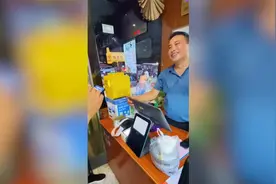 山东援助河南救援队吃饭被免单抢二维码付账：咱们是来帮忙的 不是来添麻烦的图片